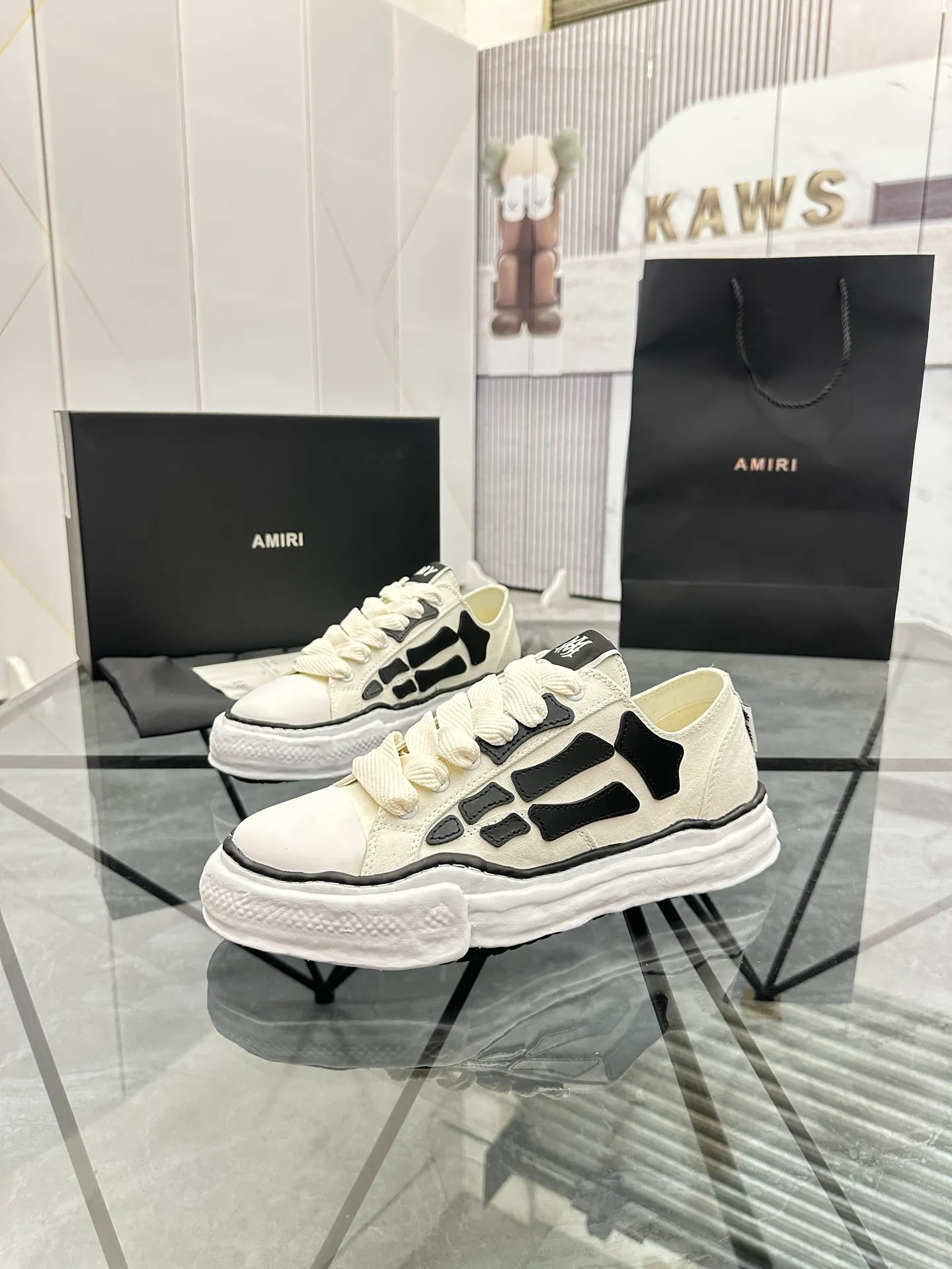 Men's shoes: 💰P520¥ High-end quality Product trademark: AMIRI* "Emil*" low-top casual shoes Regular size: 39-45 (can be customized to 46) Product materials: Upper imported original fabric spliced ​​cowhide, breathable lining, original outsole. Number: 525